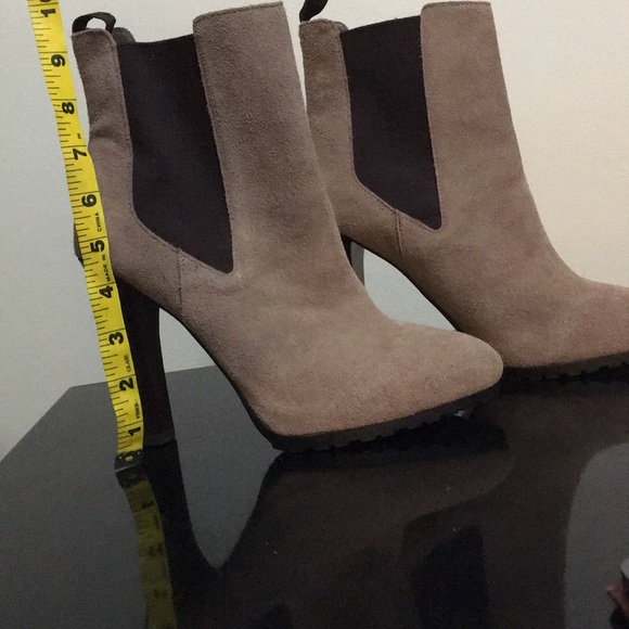 Like New Ralph Lauren Tiara Suede Heel Boots 9.5 - Picture 7 of 7